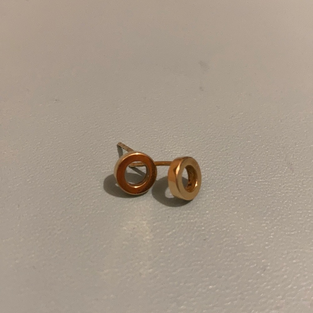 18 karat yellow gold open circle earrings.